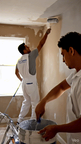 Profesional de Los Gómez pintando una pared